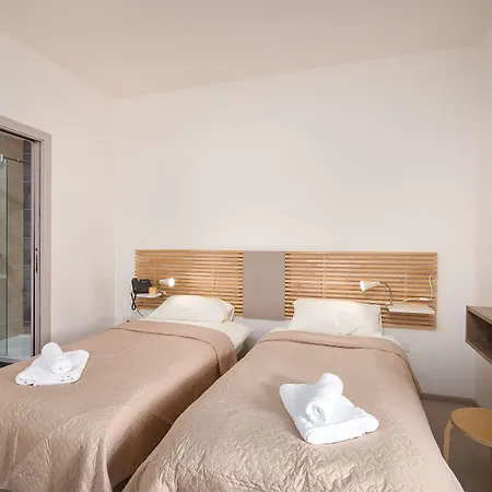 Island בית הארחה