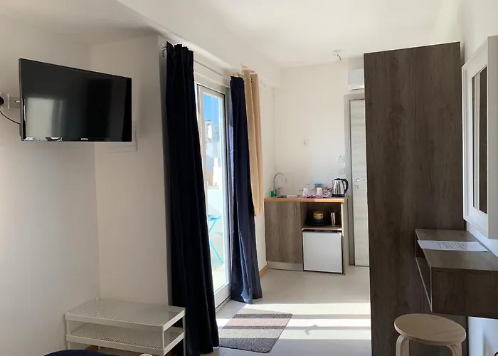 Island Πανσιόν 4*